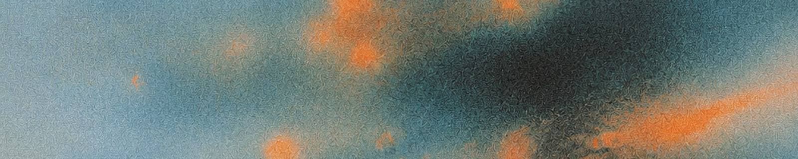 Un ciel bleu-gris traversé d’éclats orange, en texture granuleuse.